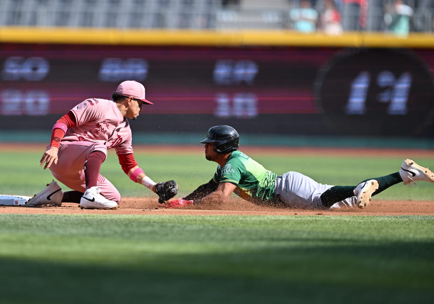 Los Pericos se llevan otra paliza ante los Diablos Rojos
