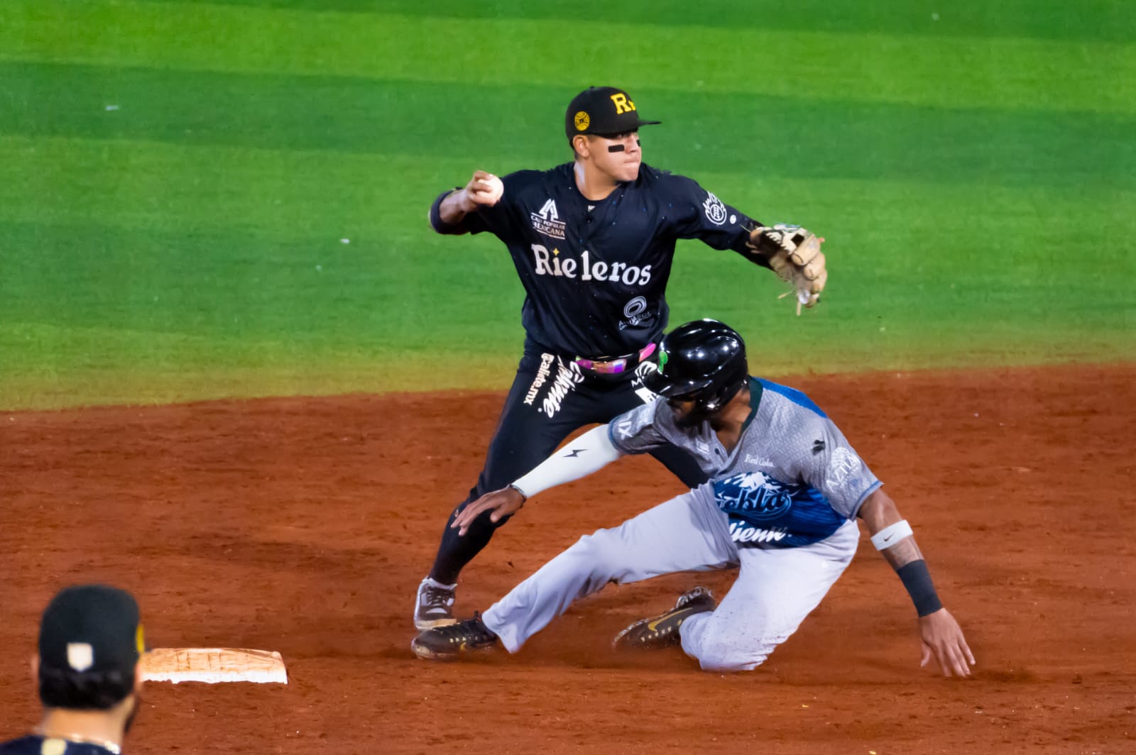 Rieleros se adelanta en la serie sobre Pericos