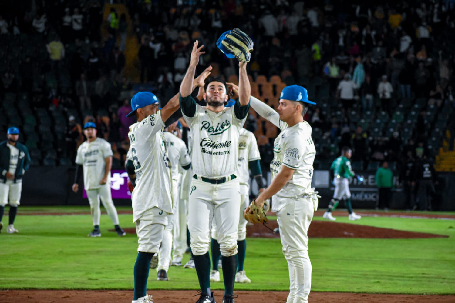 VIDEO Miguel Guzmán encabeza triunfo de los Pericos