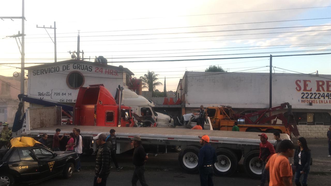 FOTOS Aparatoso accidente, tráiler aplasta varios vehículos en la México - Puebla