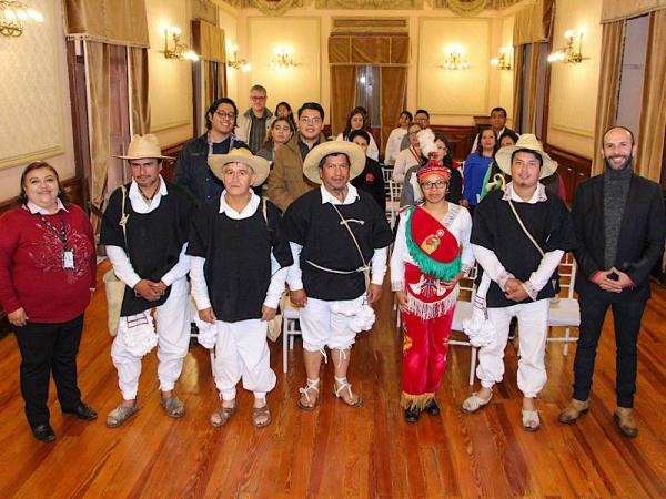 Presenta Cultura libro sobre 50 años de la Hemeroteca Pública