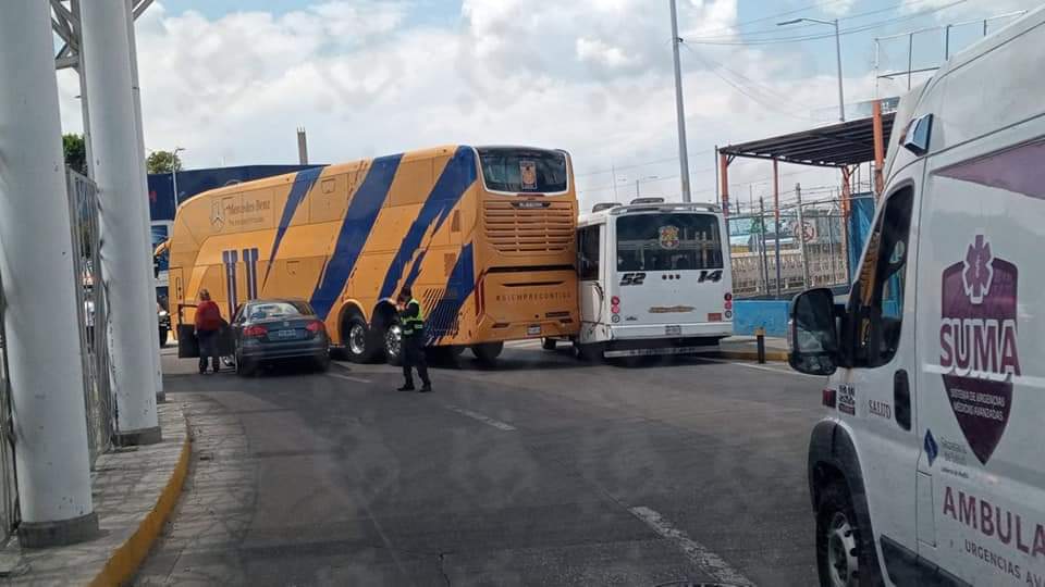 Autobús de Tigres choca con Ruta 52 y auto particular en Puebla