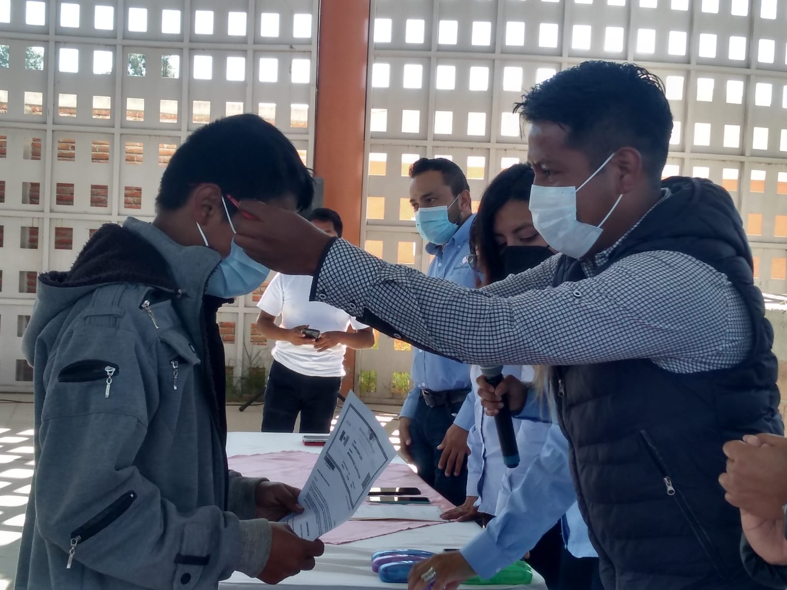 Entrega de anteojos para estudiantes en colonias vulnerables de la capital