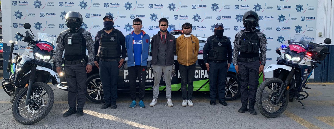 Detiene Policía Municipal de Puebla a tres hombres por robo de vehículo