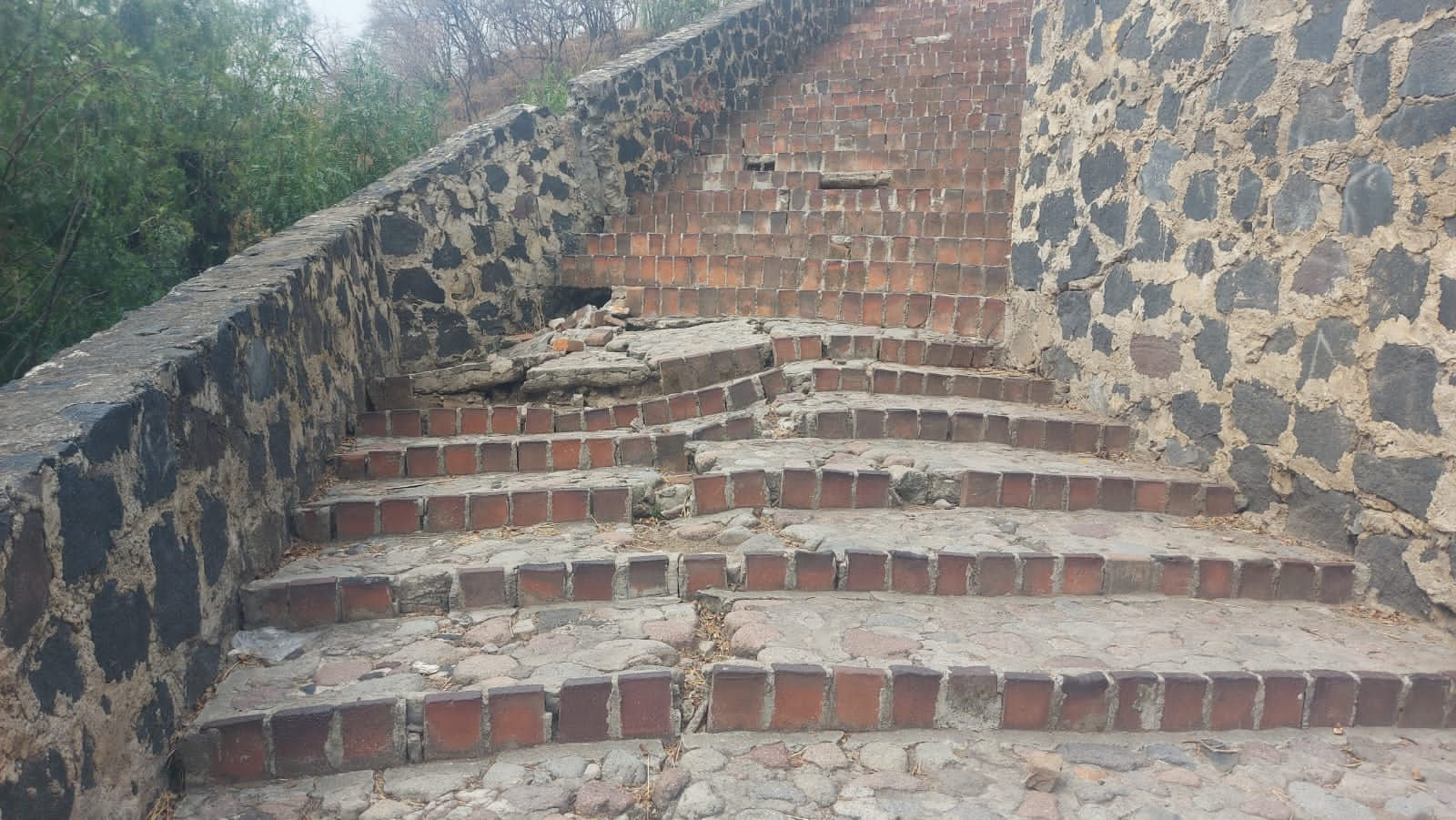 Analizan rehabilitar escalinata al Santuario de la Virgen de los Remedios