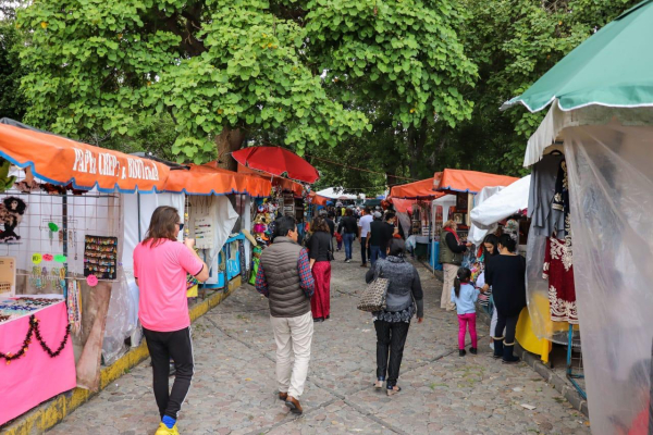 Mercados temporales de Puebla capital, una tradición para locales y turistas