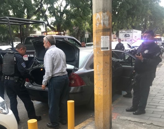 Disfrazados de médicos asaltan a familia frente Empany’s Hot de Huexotitla