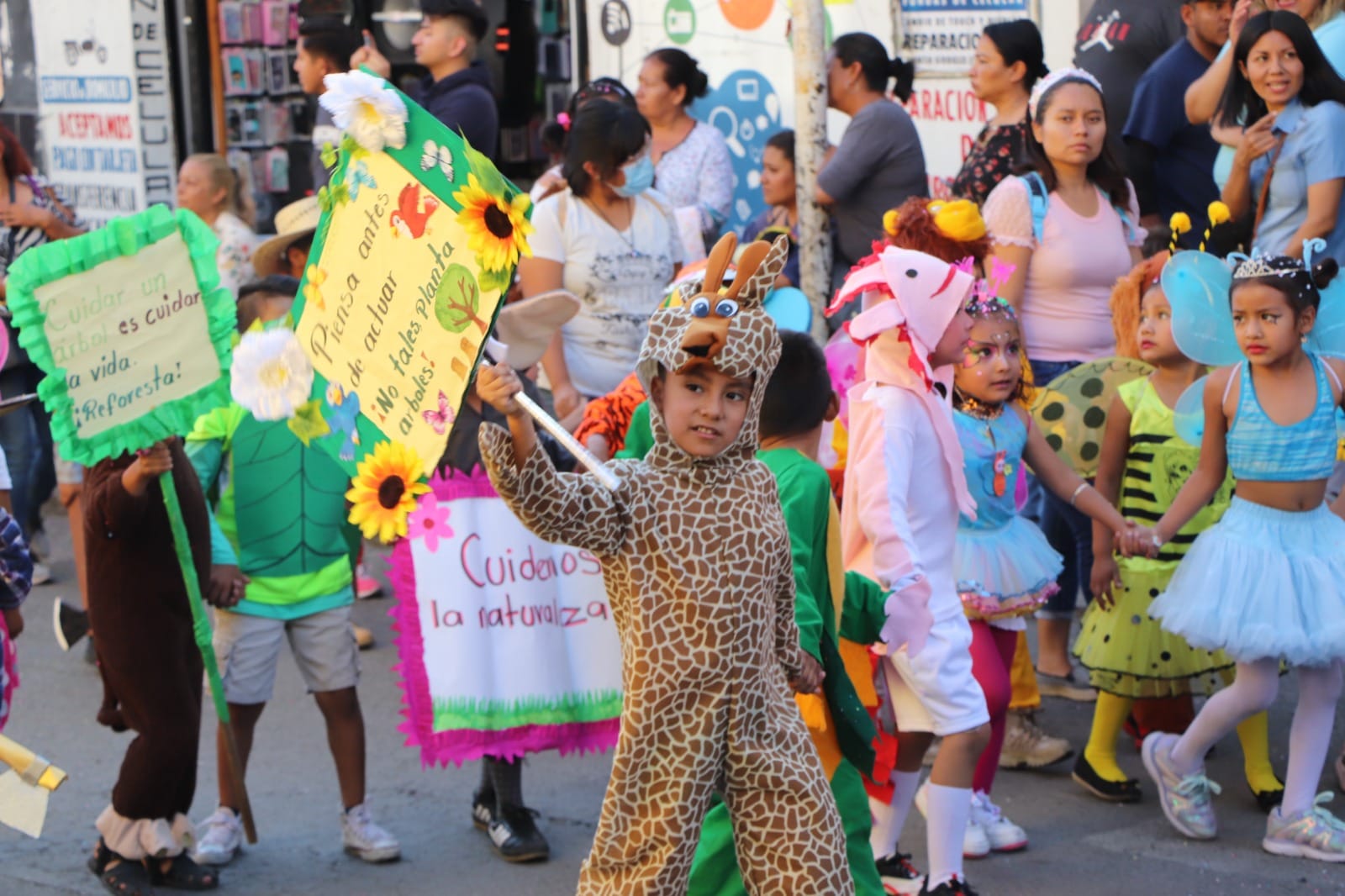 Con alegre y colorido desfile de preescolares dan la bienvenida a la primavera en Tehuacán 