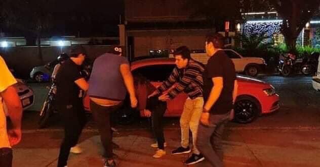 Entre cuatro hombres golpean a mujer en la calle y nadie la ayuda