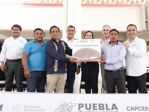 Céspedes inaugura techados en escuelas de Ajalpan