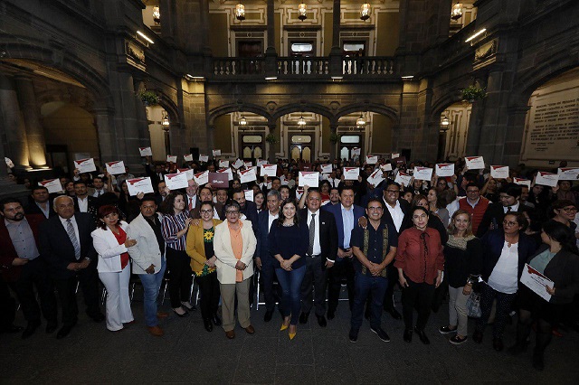 Entregan estímulos a 100 funcionarios de Puebla capital
