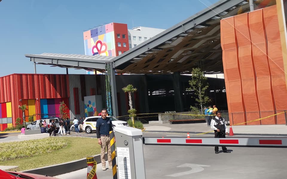 Abuelita muere infartada en un taxi en Explanada Puebla