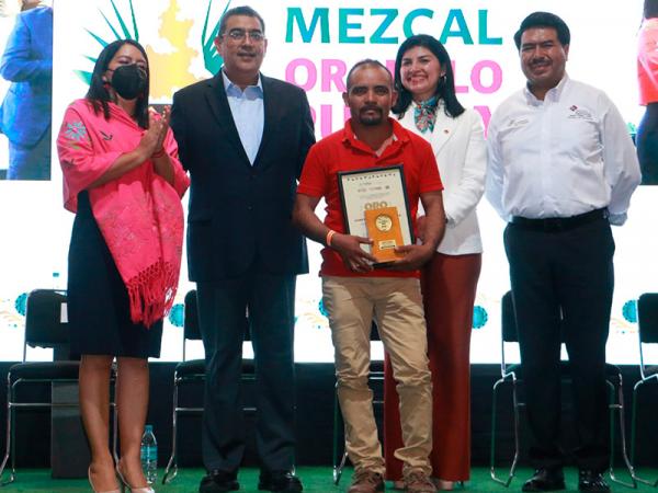 Con Expo Mezcal Orgullo Puebla, gobierno estatal ensalza tradición mezcalera poblana