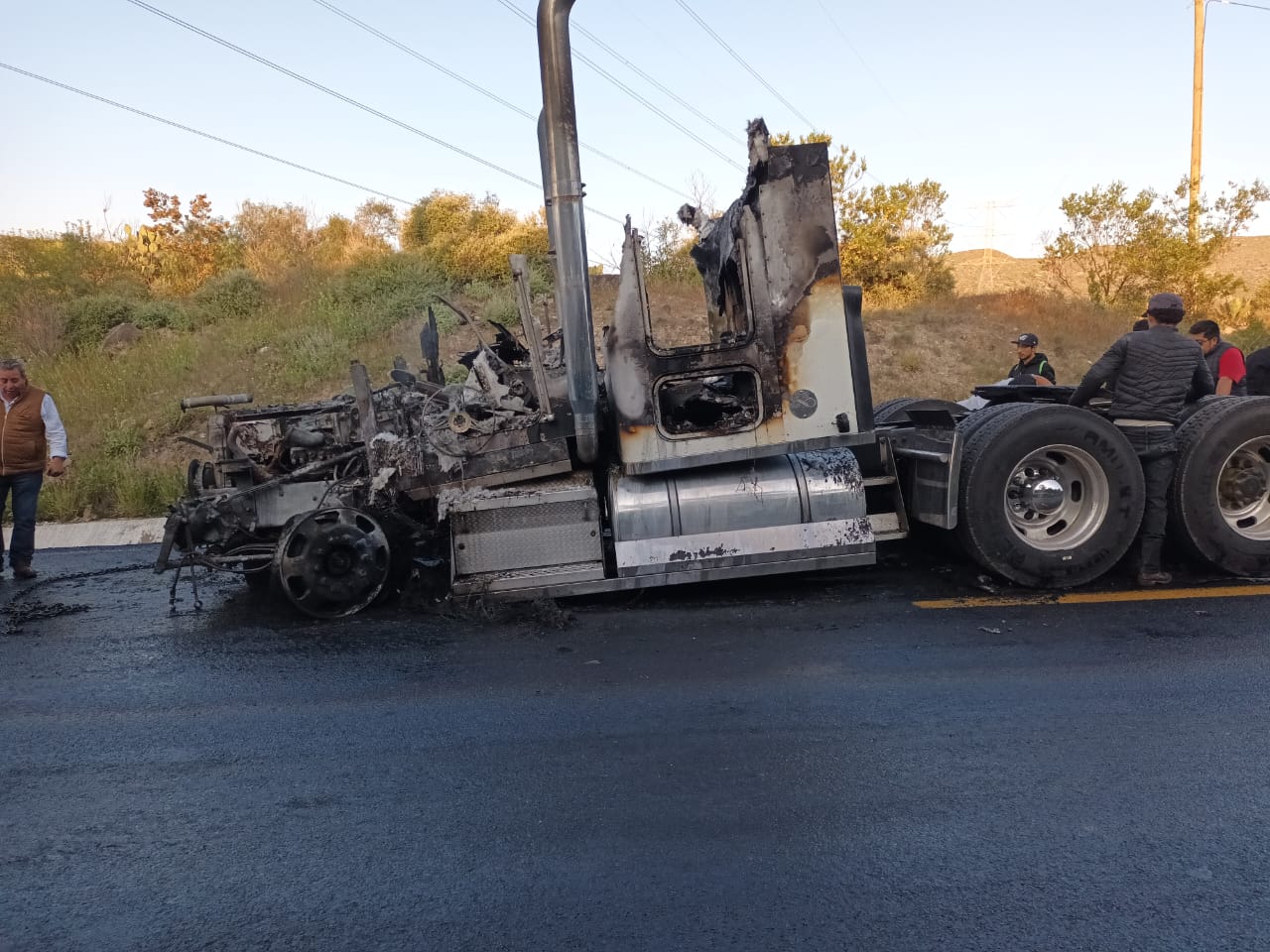 Se calcina tráiler sobre la federal Azumbilla-Cañada Morelos