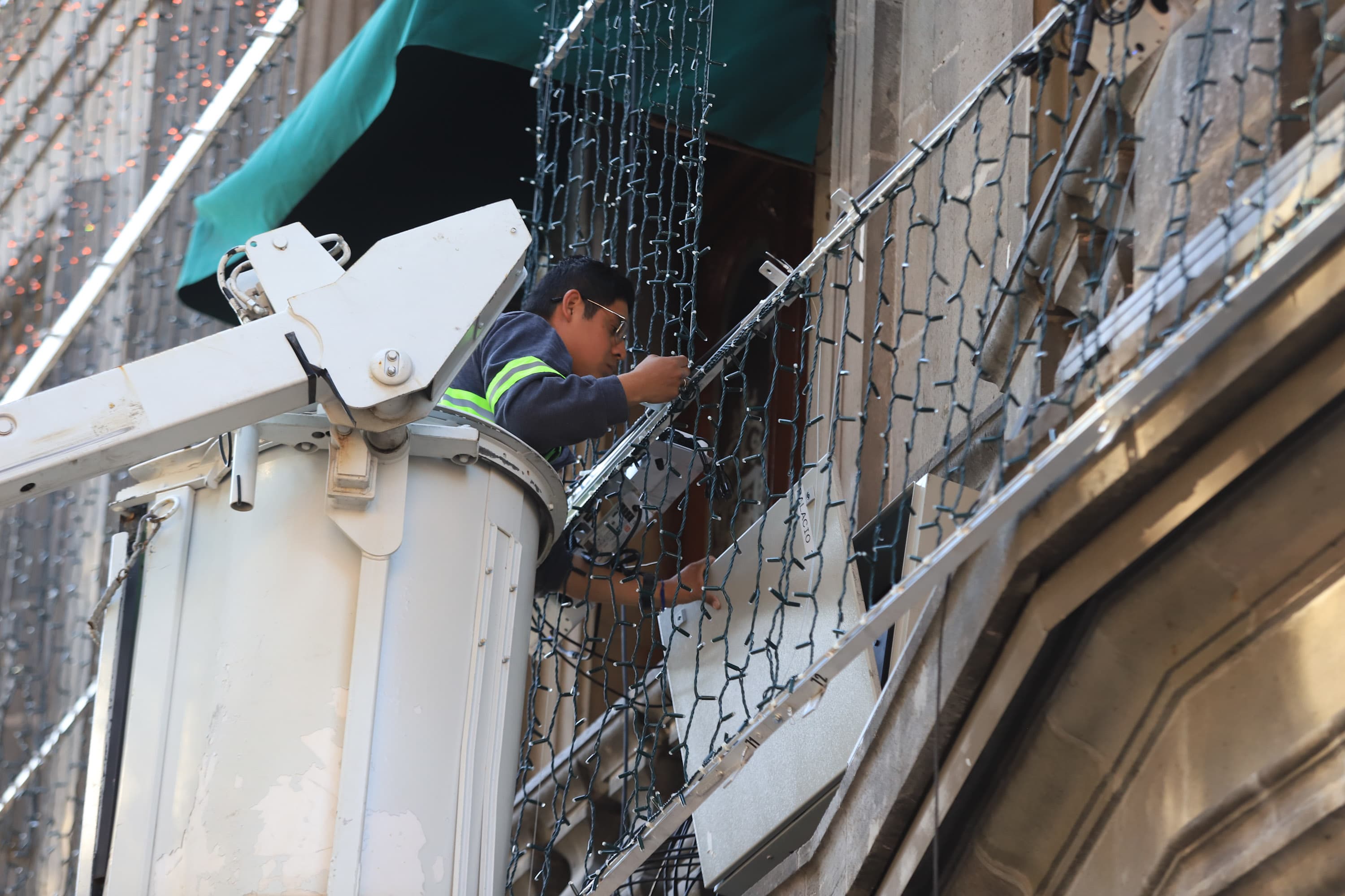 VIDEO Colocan luces en la fachada del Palacio Municipal de Puebla