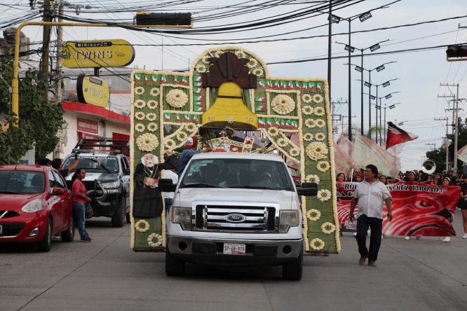 Realizan tradicional desfile de arcos en Izúcar