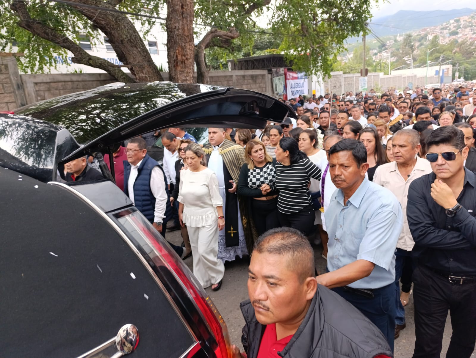 VIDEO Cientos de personas despiden a Alejandro Arcos, alcalde de Chilpancingo