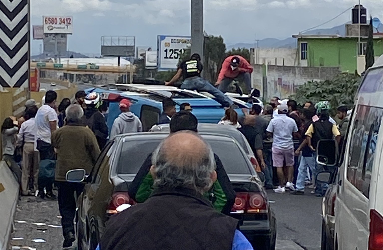 Volcadura en la México-Puebla deja ocho lesionados