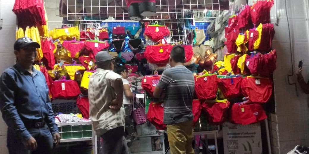 Izucarenses ponen su fe en la ropa interior roja y amarilla, gastan hasta 500 pesos