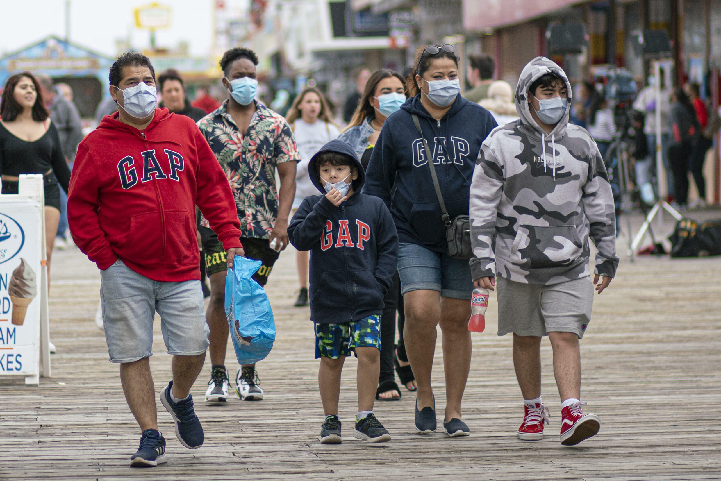Por alza en casos covid van de vuelta cubrebocas en Nueva York