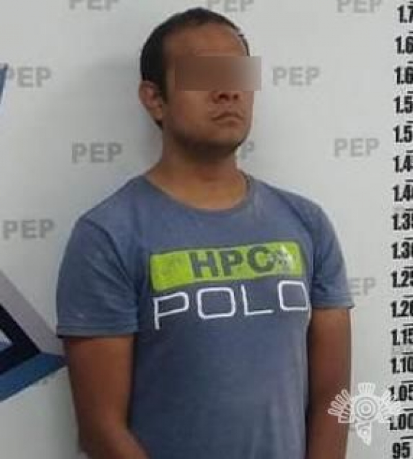 Detienen a hombre con taxi pirata en el centro histórico de Puebla