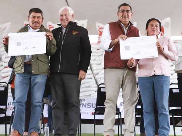 En Tepeaca gobiernos federal y de Puebla inician programa de entrega de fertilizante