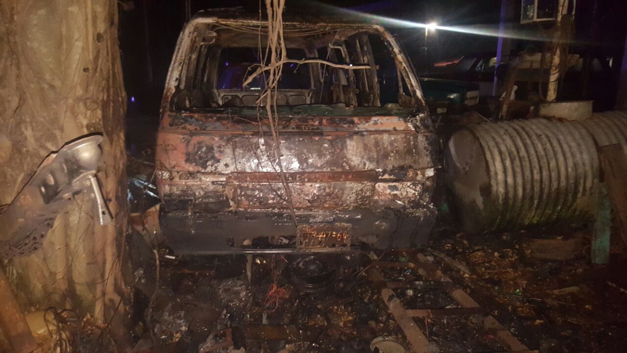 Incendio acaba con camioneta en taller mecánico de La Uno