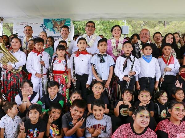 Céspedes y Alejandra Frausto firmaron un convenio de colaboración