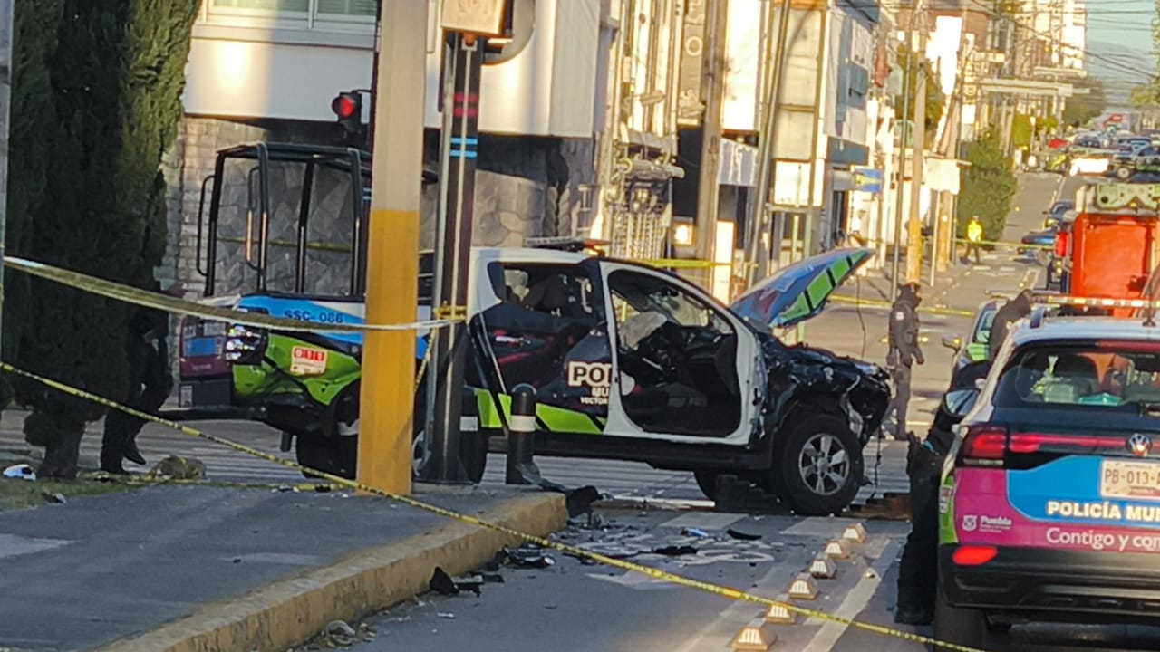 VIDEO Capta cámara choque entre patrulla y taxi en Puebla