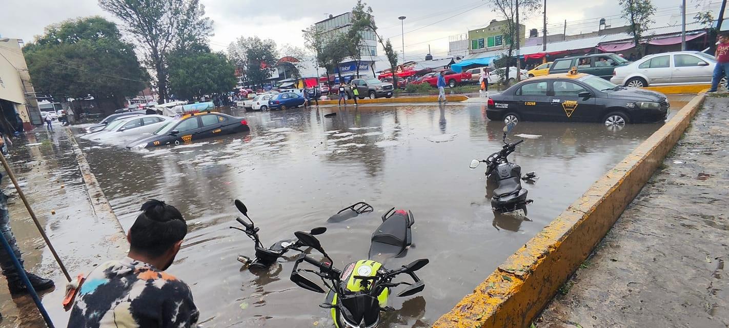 VIDEO Lluvia tapa vehículos y motocicletas en el Mercado Morelos