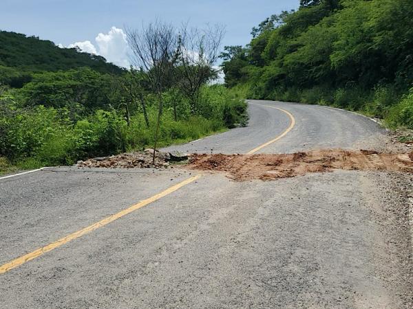 Habilitan pasos provisionales ante socavón en la carretera Chila de la Sal-Chiautla