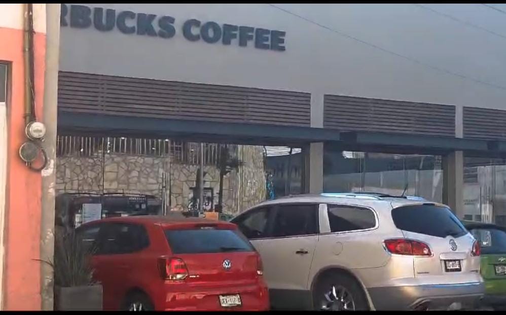 Tres sujetos armados atracan a clientes de Starbucks de la 25 Oriente