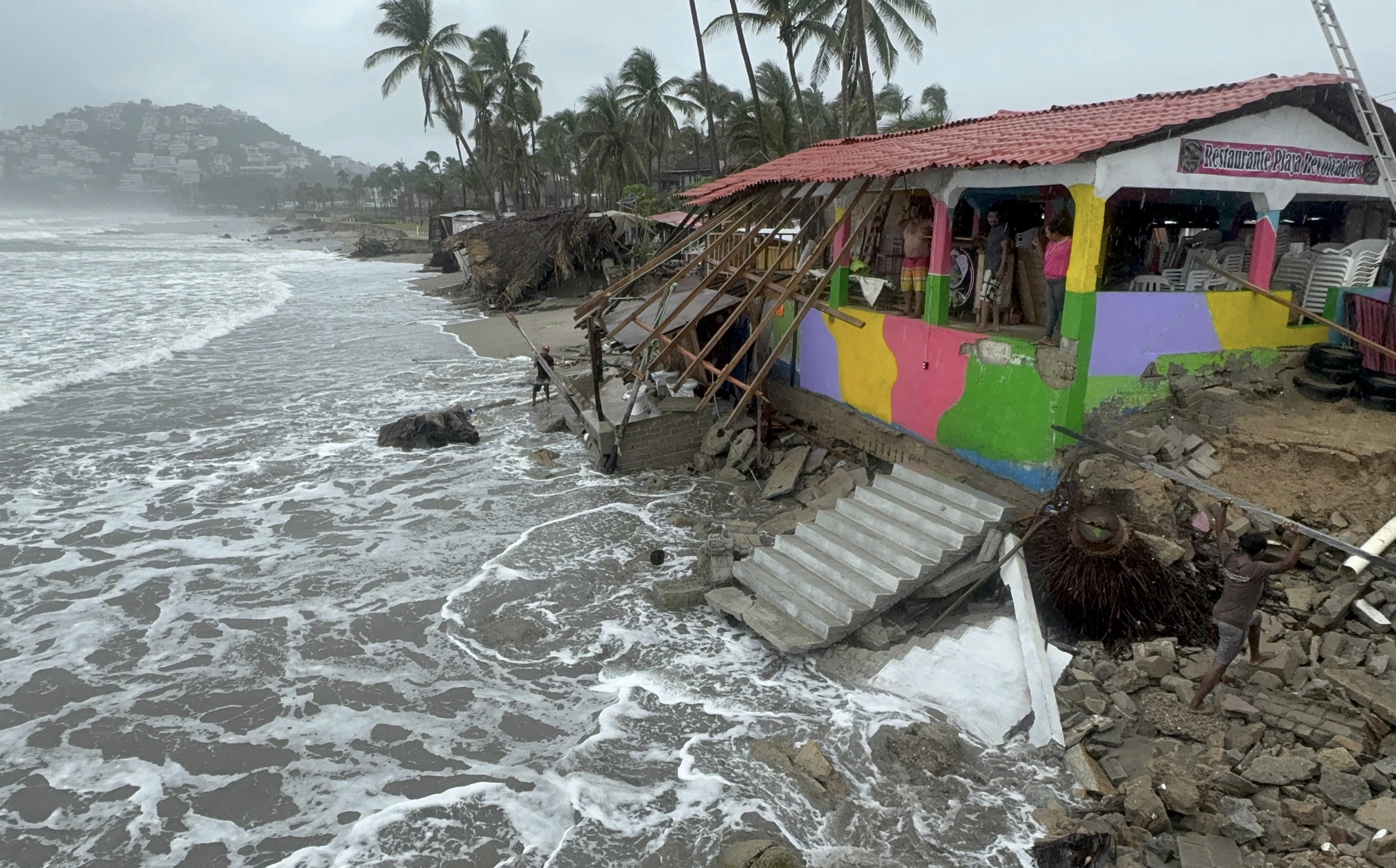Dalila destruye restaurantes en Playa de Revolcadero