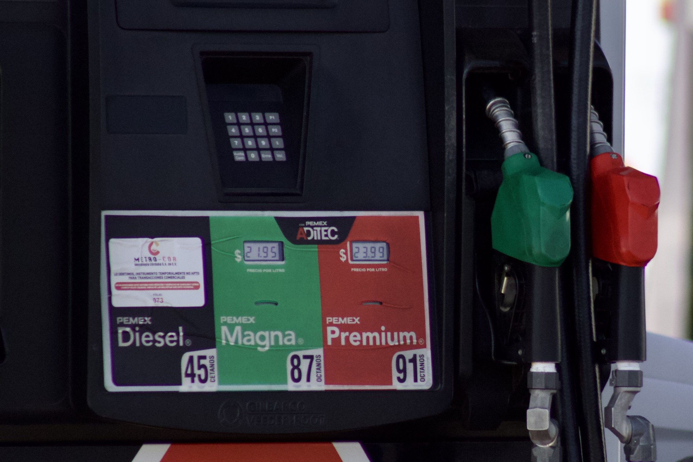 Esta es la cadena que pide no llenar el tanque de gasolina por el calor