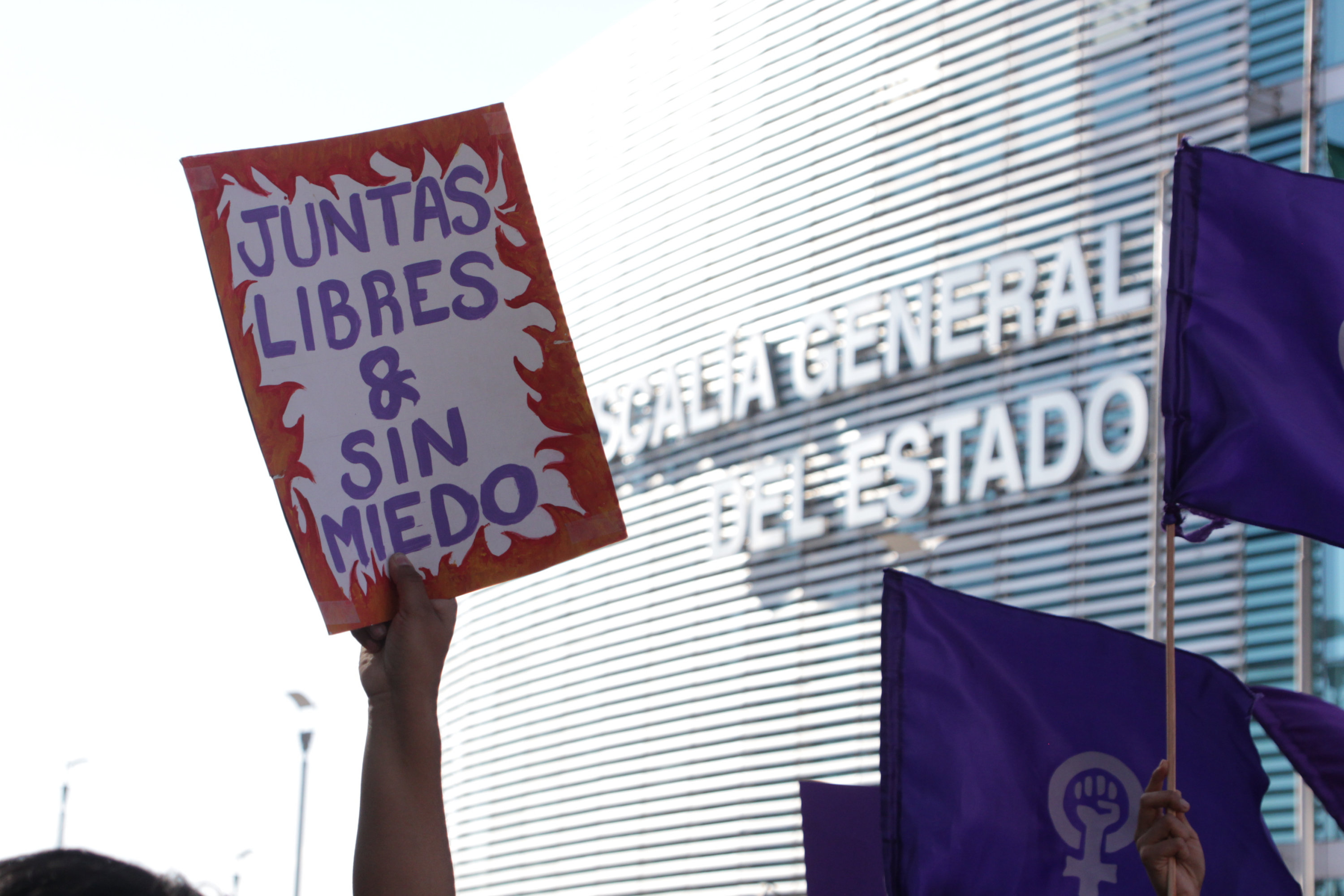 Este 8M poblanas exigen justicia por feminicidios y despenalizar el aborto