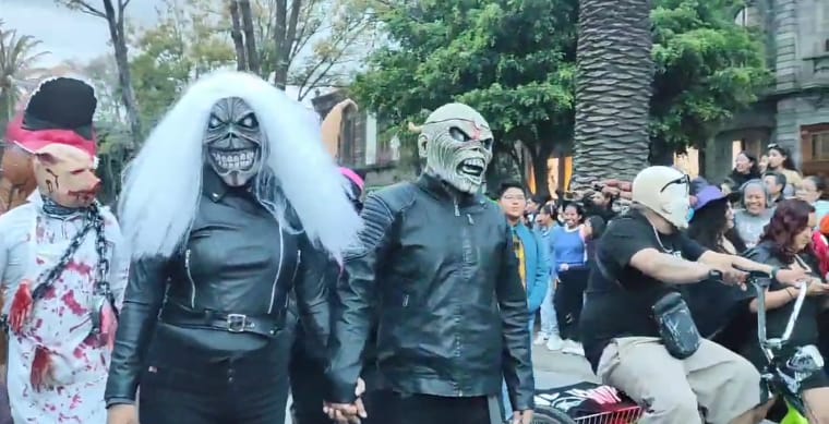 VIDEO Terrorífico cientos participan en la Marcha Siniestra 2024