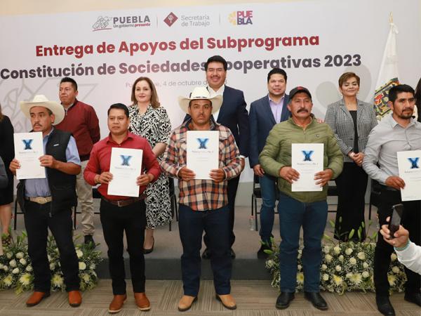 Gobierno entregó cheques para trámites notariales de 124 organizaciones y 24 actas constitutivas