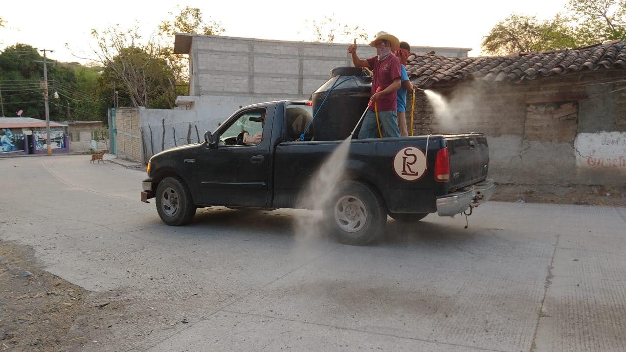 Presumen sanitización de asfalto y caminos de tierra en la Mixteca