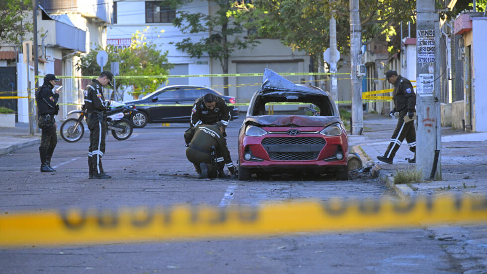 Ecuador registra explosión de coches bomba y toma de rehenes en cárceles