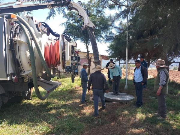 CEAS desazolva fosas sépticas en localidades de Zacapoaxtla