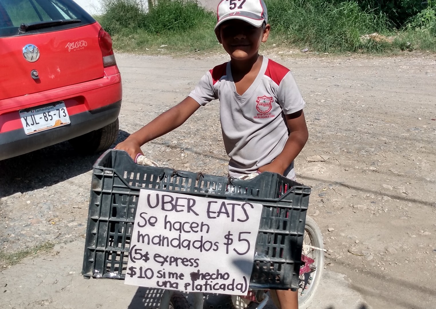 Niño emprendedor, hace mandados para comprar tablet para sus tareas