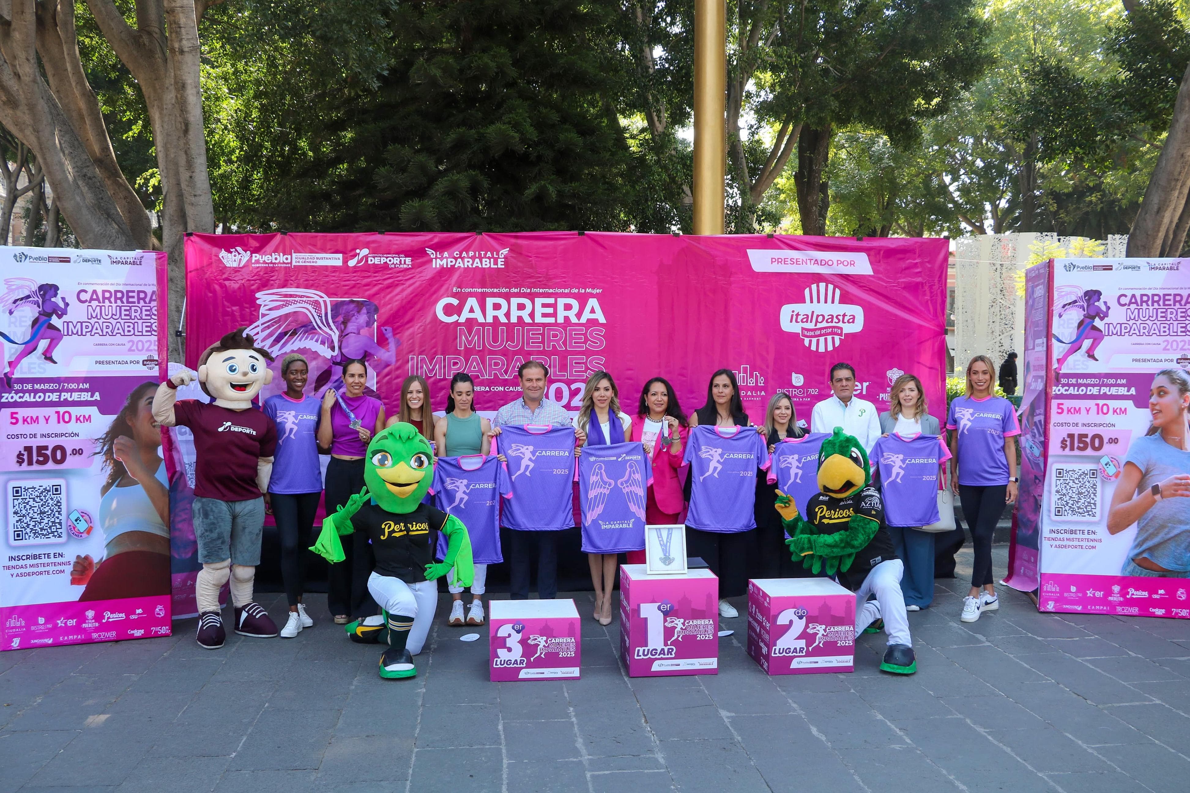 Presentan la playera y medalla de la Carrera “Mujeres Imparables”