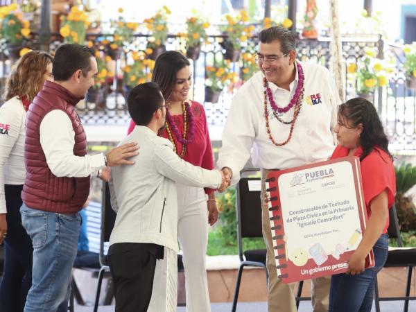 En Hueytlalpan Céspedes entrega apoyos sociales y en favor del campo poblano