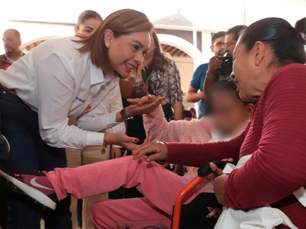 Gaby Bonilla entrega 100 sillas de ruedas, andaderas, muletas y bastones