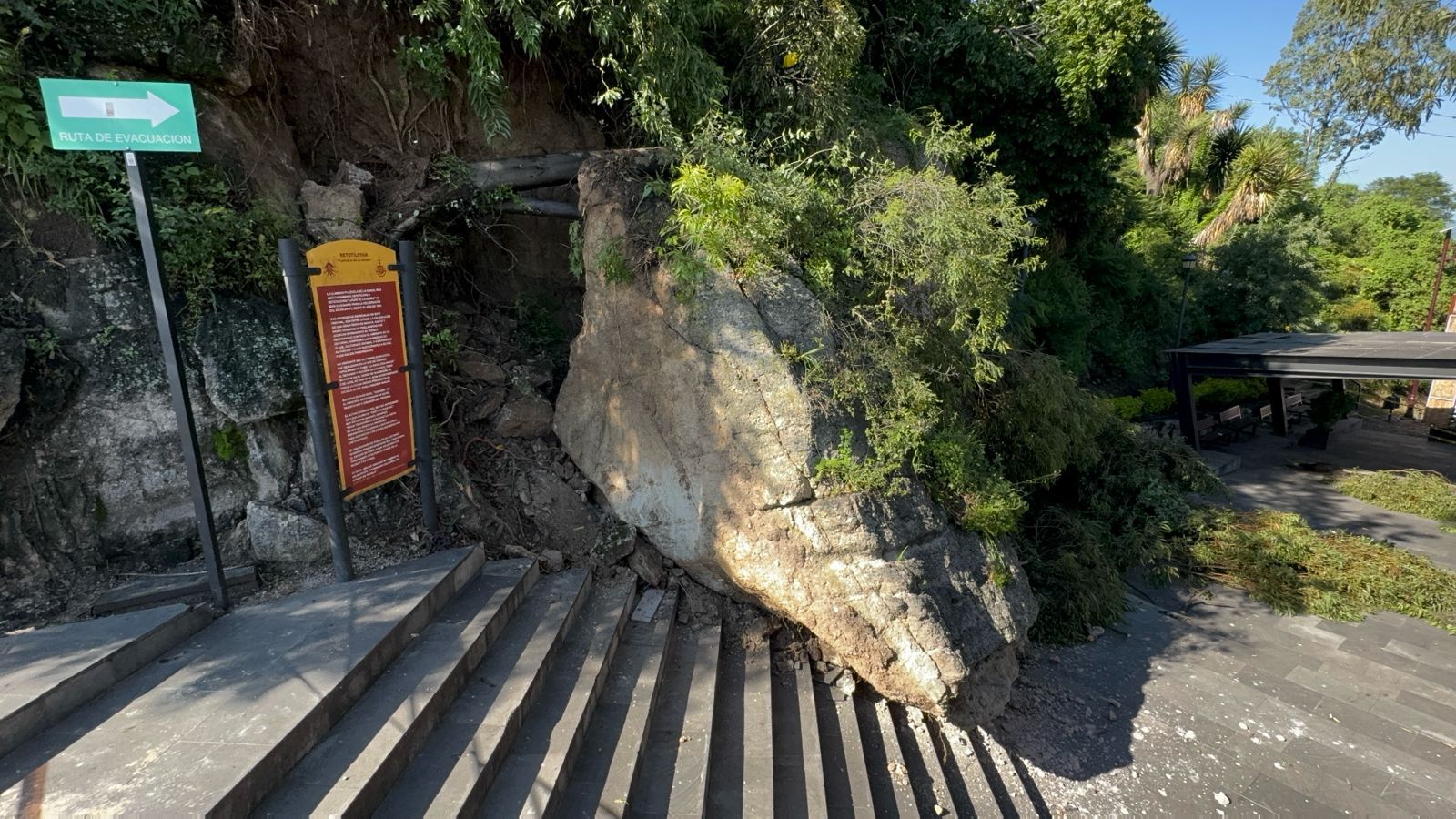 En Atlixco se desprende gigantesca piedra del cerro de San Miguel