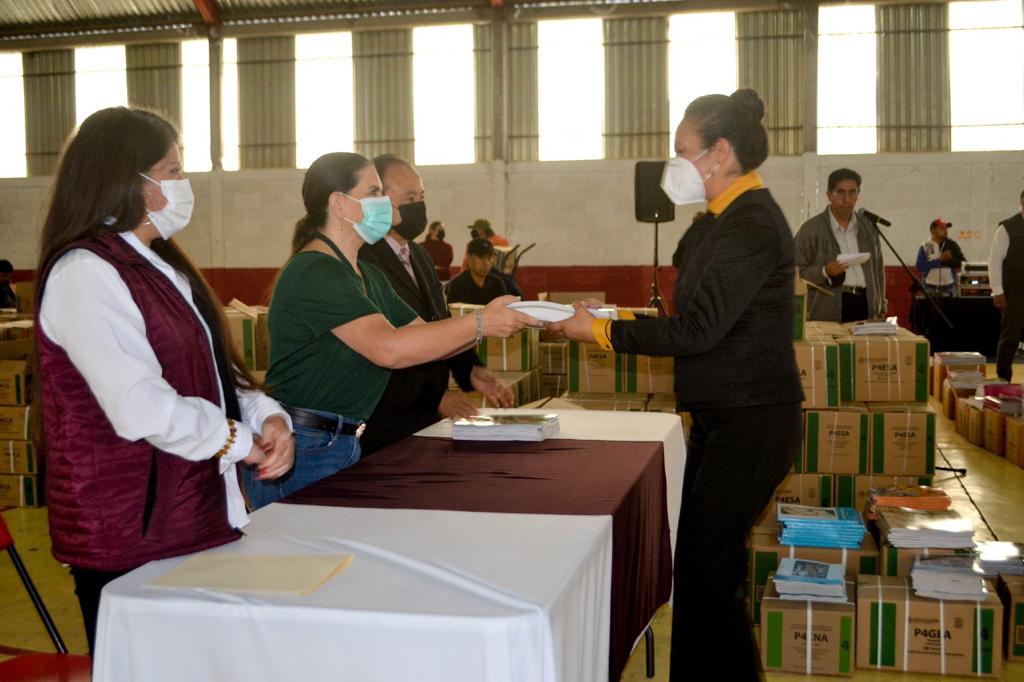 San Martín Texmelucan entrega libros de texto gratuitos a escuelas primarias