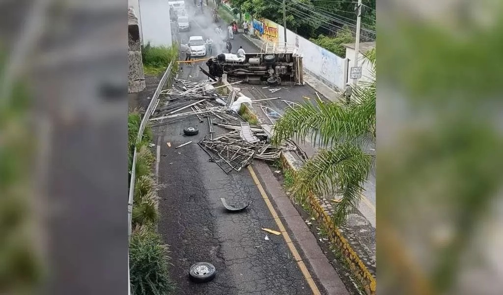 VIDEO Camión cae del Distribuidor Vial Palmira en Cuernavaca, Morelos