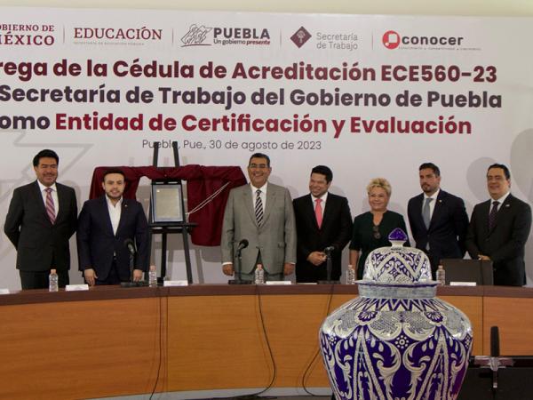 Céspedes preside develación de placa de la Cédula de Acreditación ECE560-23
