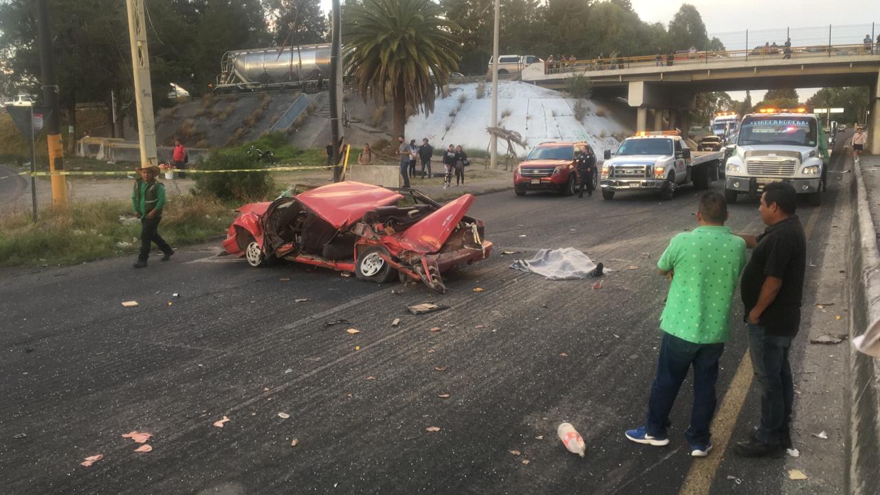 FOTOS Aparatoso accidente, tráiler aplasta varios vehículos en la México - Puebla
