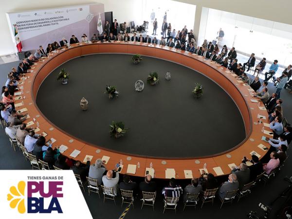 Firma Barbosa convenio con textileros para reducir impacto en el Atoyac